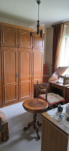 A proximité des commodités, cette maison de 98m2 sur deux niveaux se compose de 3 chambres, d'un salon chaleureux, d'une salle à manger conviviale, de 2 cuisines, d'une salle d'eau et de 2 WC séparés. 
Nombreux espaces en annexes : cellier, 2 garages, balcon, terrasse...
La maison dispose de menuiseries PVC en double vitrage, d'une toiture en bon état et d'un chauffage au fioul.
A l'extérieur vous apprécierez un jardin d'environ 700m2, complété par un atelier et une volière, parfaits pour les amateurs de bricolage, de jardinage ou de petits animaux. 
L'ensemble est situé dans un environnement offrant un accès facile aux axes de déplacement. Une voie ferrée se trouve à proximité, peu de circulation routière dans ce secteur. 
Un bien fonctionnel, avec de beaux espaces bien entretenus, bon potentiel pour une famille, un premier achat ou un projet locatif.