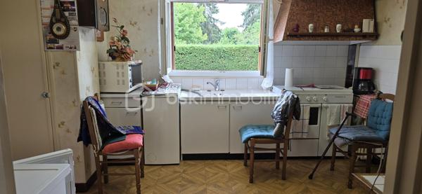 A proximité des commodités, cette maison de 98m2 sur deux niveaux se compose de 3 chambres, d'un salon chaleureux, d'une salle à manger conviviale, de 2 cuisines, d'une salle d'eau et de 2 WC séparés. 
Nombreux espaces en annexes : cellier, 2 garages, balcon, terrasse...
La maison dispose de menuiseries PVC en double vitrage, d'une toiture en bon état et d'un chauffage au fioul.
A l'extérieur vous apprécierez un jardin d'environ 700m2, complété par un atelier et une volière, parfaits pour les amateurs de bricolage, de jardinage ou de petits animaux. 
L'ensemble est situé dans un environnement offrant un accès facile aux axes de déplacement. Une voie ferrée se trouve à proximité, peu de circulation routière dans ce secteur. 
Un bien fonctionnel, avec de beaux espaces bien entretenus, bon potentiel pour une famille, un premier achat ou un projet locatif.