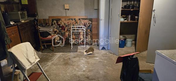 A proximité des commodités, cette maison de 98m2 sur deux niveaux se compose de 3 chambres, d'un salon chaleureux, d'une salle à manger conviviale, de 2 cuisines, d'une salle d'eau et de 2 WC séparés. 
Nombreux espaces en annexes : cellier, 2 garages, balcon, terrasse...
La maison dispose de menuiseries PVC en double vitrage, d'une toiture en bon état et d'un chauffage au fioul.
A l'extérieur vous apprécierez un jardin d'environ 700m2, complété par un atelier et une volière, parfaits pour les amateurs de bricolage, de jardinage ou de petits animaux. 
L'ensemble est situé dans un environnement offrant un accès facile aux axes de déplacement. Une voie ferrée se trouve à proximité, peu de circulation routière dans ce secteur. 
Un bien fonctionnel, avec de beaux espaces bien entretenus, bon potentiel pour une famille, un premier achat ou un projet locatif.