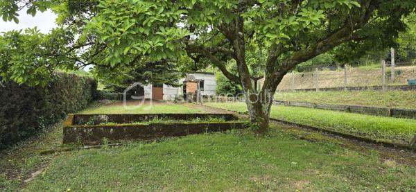 A proximité des commodités, cette maison de 98m2 sur deux niveaux se compose de 3 chambres, d'un salon chaleureux, d'une salle à manger conviviale, de 2 cuisines, d'une salle d'eau et de 2 WC séparés. 
Nombreux espaces en annexes : cellier, 2 garages, balcon, terrasse...
La maison dispose de menuiseries PVC en double vitrage, d'une toiture en bon état et d'un chauffage au fioul.
A l'extérieur vous apprécierez un jardin d'environ 700m2, complété par un atelier et une volière, parfaits pour les amateurs de bricolage, de jardinage ou de petits animaux. 
L'ensemble est situé dans un environnement offrant un accès facile aux axes de déplacement. Une voie ferrée se trouve à proximité, peu de circulation routière dans ce secteur. 
Un bien fonctionnel, avec de beaux espaces bien entretenus, bon potentiel pour une famille, un premier achat ou un projet locatif.