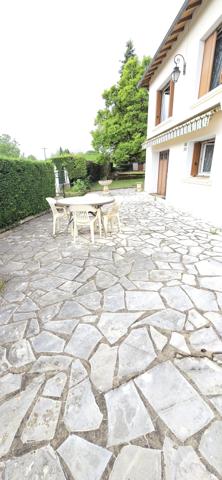 A proximité des commodités, cette maison de 98m2 sur deux niveaux se compose de 3 chambres, d'un salon chaleureux, d'une salle à manger conviviale, de 2 cuisines, d'une salle d'eau et de 2 WC séparés. 
Nombreux espaces en annexes : cellier, 2 garages, balcon, terrasse...
La maison dispose de menuiseries PVC en double vitrage, d'une toiture en bon état et d'un chauffage au fioul.
A l'extérieur vous apprécierez un jardin d'environ 700m2, complété par un atelier et une volière, parfaits pour les amateurs de bricolage, de jardinage ou de petits animaux. 
L'ensemble est situé dans un environnement offrant un accès facile aux axes de déplacement. Une voie ferrée se trouve à proximité, peu de circulation routière dans ce secteur. 
Un bien fonctionnel, avec de beaux espaces bien entretenus, bon potentiel pour une famille, un premier achat ou un projet locatif.