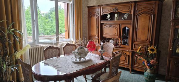 A proximité des commodités, cette maison de 98m2 sur deux niveaux se compose de 3 chambres, d'un salon chaleureux, d'une salle à manger conviviale, de 2 cuisines, d'une salle d'eau et de 2 WC séparés. 
Nombreux espaces en annexes : cellier, 2 garages, balcon, terrasse...
La maison dispose de menuiseries PVC en double vitrage, d'une toiture en bon état et d'un chauffage au fioul.
A l'extérieur vous apprécierez un jardin d'environ 700m2, complété par un atelier et une volière, parfaits pour les amateurs de bricolage, de jardinage ou de petits animaux. 
L'ensemble est situé dans un environnement offrant un accès facile aux axes de déplacement. Une voie ferrée se trouve à proximité, peu de circulation routière dans ce secteur. 
Un bien fonctionnel, avec de beaux espaces bien entretenus, bon potentiel pour une famille, un premier achat ou un projet locatif.