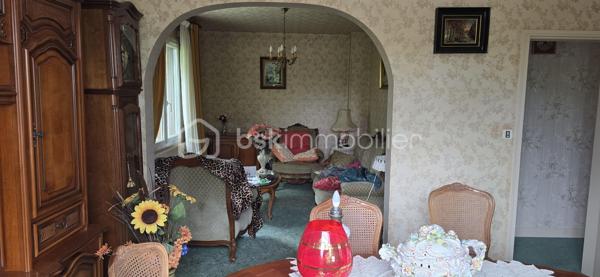 A proximité des commodités, cette maison de 98m2 sur deux niveaux se compose de 3 chambres, d'un salon chaleureux, d'une salle à manger conviviale, de 2 cuisines, d'une salle d'eau et de 2 WC séparés. 
Nombreux espaces en annexes : cellier, 2 garages, balcon, terrasse...
La maison dispose de menuiseries PVC en double vitrage, d'une toiture en bon état et d'un chauffage au fioul.
A l'extérieur vous apprécierez un jardin d'environ 700m2, complété par un atelier et une volière, parfaits pour les amateurs de bricolage, de jardinage ou de petits animaux. 
L'ensemble est situé dans un environnement offrant un accès facile aux axes de déplacement. Une voie ferrée se trouve à proximité, peu de circulation routière dans ce secteur. 
Un bien fonctionnel, avec de beaux espaces bien entretenus, bon potentiel pour une famille, un premier achat ou un projet locatif.