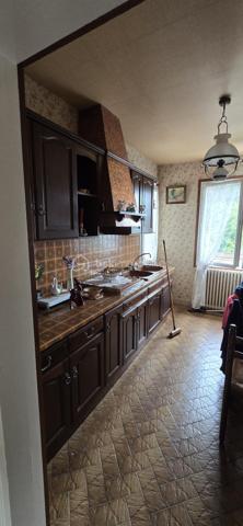 A proximité des commodités, cette maison de 98m2 sur deux niveaux se compose de 3 chambres, d'un salon chaleureux, d'une salle à manger conviviale, de 2 cuisines, d'une salle d'eau et de 2 WC séparés. 
Nombreux espaces en annexes : cellier, 2 garages, balcon, terrasse...
La maison dispose de menuiseries PVC en double vitrage, d'une toiture en bon état et d'un chauffage au fioul.
A l'extérieur vous apprécierez un jardin d'environ 700m2, complété par un atelier et une volière, parfaits pour les amateurs de bricolage, de jardinage ou de petits animaux. 
L'ensemble est situé dans un environnement offrant un accès facile aux axes de déplacement. Une voie ferrée se trouve à proximité, peu de circulation routière dans ce secteur. 
Un bien fonctionnel, avec de beaux espaces bien entretenus, bon potentiel pour une famille, un premier achat ou un projet locatif.