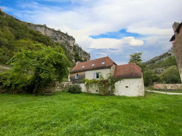 Maison ancienne - Gramat A vendre Rocamadour, maison T4 en pierre entièrement restaurée, terrain 2 513 m² bordé par ruisseau.