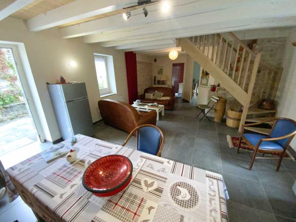Maison ancienne - Gramat A vendre Rocamadour, maison T4 en pierre entièrement restaurée, terrain 2 513 m² bordé par ruisseau.