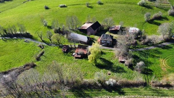 Maison ancienne - Terrasson Ferme en pierre à rénover et belles granges isolées par 7 hectares de terrain