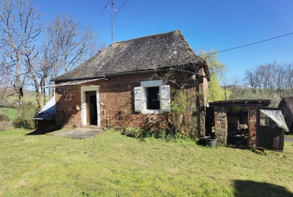 Maison ancienne - Terrasson Ferme en pierre à rénover et belles granges isolées par 7 hectares de terrain