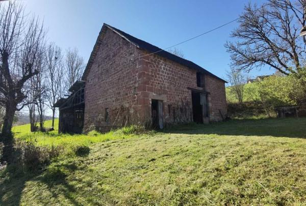 Maison ancienne - Terrasson Ferme en pierre à rénover et belles granges isolées par 7 hectares de terrain