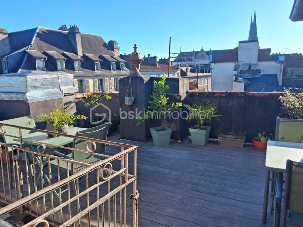 RARE à PAU - 71 m2 -Dernier étage- Un rénovation élégante, une belle luminosité et 28 m2 d'extérieurs...

Je vous propose de découvrir un appartement singulier, lumineux et évolutif, pour celles et ceux qui recherchent à Pau un lieu de vie différent, avec ce petit supplément d'âme que procurent les extérieurs en dernier étage.

Cet appartement traversant de 71,51 m2 (Carrez) entièrement rénové en 2024 , situé au 4ème et dernier étage d'une petite copropriété sans ascenseur au centre ville offre une atmosphère à la fois contemporaine et chaleureuse. La rénovation soignée a permis de créer un intérieur prêt à vivre avec une attention particulière portée à la qualité des espaces et au confort quotidien.
La pièce de vie de 33m2 composée d'un salon et d'un espace salle à manger profite d'un balcon de 10 m2. Depuis ce dernier la vue dégagée laisse apparaître le Château de Pau et les Pyrénées. A son opposé la chambre de 16m2 avec dressing et la cuisine équipée et fonctionnelle s'ouvrent sur une agréable terrasse en bois exotique de 18 m2 et sa vue sur les toits palois.
Cette configuration permet de profiter de deux extérieurs, deux ambiances distinctes, deux façons de profiter de la lumière et de la vue.
L'ensemble est complété d'une salle de bains avec wc et d'une cave.

LES DETAILS QUI FONT LA DIFFERENCE :
- Rénovation complète réalisée par des professionnels 
- Bonne performance énergétique 
- Cuisine équipée signée NOBLESSA, plaque induction avec hotte intégrée marque Bora, four De Dietrich
- Actuellement aménagé en grand T2, l'appartement bénéficie d'une configuration modulable et peut aisément retrouver sa distribution d'origine en T3 
- Possibilité de reprendre le bail d'une place de parking au bas de l'immeuble
- Terrasse bois exotique 18 m2 
- grand Balcon vue dégagée avec aperçu Château et Pyrénées
- cave
- vendu avec son mobilier

Un lieu à découvrir pour tomber sous le charme de cet esprit "rooftop" en plein coeur de Pau.
Contactez moi pour découvrir cet appartement et organiser une visite !
