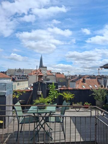 RARE à PAU - 71 m2 -Dernier étage- Un rénovation élégante, une belle luminosité et 28 m2 d'extérieurs...

Je vous propose de découvrir un appartement singulier, lumineux et évolutif, pour celles et ceux qui recherchent à Pau un lieu de vie différent, avec ce petit supplément d'âme que procurent les extérieurs en dernier étage.

Cet appartement traversant de 71,51 m2 (Carrez) entièrement rénové en 2024 , situé au 4ème et dernier étage d'une petite copropriété sans ascenseur au centre ville offre une atmosphère à la fois contemporaine et chaleureuse. La rénovation soignée a permis de créer un intérieur prêt à vivre avec une attention particulière portée à la qualité des espaces et au confort quotidien.
La pièce de vie de 33m2 composée d'un salon et d'un espace salle à manger profite d'un balcon de 10 m2. Depuis ce dernier la vue dégagée laisse apparaître le Château de Pau et les Pyrénées. A son opposé la chambre de 16m2 avec dressing et la cuisine équipée et fonctionnelle s'ouvrent sur une agréable terrasse en bois exotique de 18 m2 et sa vue sur les toits palois.
Cette configuration permet de profiter de deux extérieurs, deux ambiances distinctes, deux façons de profiter de la lumière et de la vue.
L'ensemble est complété d'une salle de bains avec wc et d'une cave.

LES DETAILS QUI FONT LA DIFFERENCE :
- Rénovation complète réalisée par des professionnels 
- Bonne performance énergétique 
- Cuisine équipée signée NOBLESSA, plaque induction avec hotte intégrée marque Bora, four De Dietrich
- Actuellement aménagé en grand T2, l'appartement bénéficie d'une configuration modulable et peut aisément retrouver sa distribution d'origine en T3 
- Possibilité de reprendre le bail d'une place de parking au bas de l'immeuble
- Terrasse bois exotique 18 m2 
- grand Balcon vue dégagée avec aperçu Château et Pyrénées
- cave
- vendu avec son mobilier

Un lieu à découvrir pour tomber sous le charme de cet esprit "rooftop" en plein coeur de Pau.
Contactez moi pour découvrir cet appartement et organiser une visite !