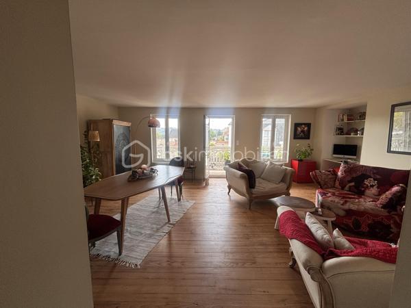 RARE à PAU - 71 m2 -Dernier étage- Un rénovation élégante, une belle luminosité et 28 m2 d'extérieurs...

Je vous propose de découvrir un appartement singulier, lumineux et évolutif, pour celles et ceux qui recherchent à Pau un lieu de vie différent, avec ce petit supplément d'âme que procurent les extérieurs en dernier étage.

Cet appartement traversant de 71,51 m2 (Carrez) entièrement rénové en 2024 , situé au 4ème et dernier étage d'une petite copropriété sans ascenseur au centre ville offre une atmosphère à la fois contemporaine et chaleureuse. La rénovation soignée a permis de créer un intérieur prêt à vivre avec une attention particulière portée à la qualité des espaces et au confort quotidien.
La pièce de vie de 33m2 composée d'un salon et d'un espace salle à manger profite d'un balcon de 10 m2. Depuis ce dernier la vue dégagée laisse apparaître le Château de Pau et les Pyrénées. A son opposé la chambre de 16m2 avec dressing et la cuisine équipée et fonctionnelle s'ouvrent sur une agréable terrasse en bois exotique de 18 m2 et sa vue sur les toits palois.
Cette configuration permet de profiter de deux extérieurs, deux ambiances distinctes, deux façons de profiter de la lumière et de la vue.
L'ensemble est complété d'une salle de bains avec wc et d'une cave.

LES DETAILS QUI FONT LA DIFFERENCE :
- Rénovation complète réalisée par des professionnels 
- Bonne performance énergétique 
- Cuisine équipée signée NOBLESSA, plaque induction avec hotte intégrée marque Bora, four De Dietrich
- Actuellement aménagé en grand T2, l'appartement bénéficie d'une configuration modulable et peut aisément retrouver sa distribution d'origine en T3 
- Possibilité de reprendre le bail d'une place de parking au bas de l'immeuble
- Terrasse bois exotique 18 m2 
- grand Balcon vue dégagée avec aperçu Château et Pyrénées
- cave
- vendu avec son mobilier

Un lieu à découvrir pour tomber sous le charme de cet esprit "rooftop" en plein coeur de Pau.
Contactez moi pour découvrir cet appartement et organiser une visite !