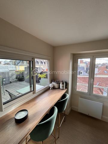 RARE à PAU - 71 m2 -Dernier étage- Un rénovation élégante, une belle luminosité et 28 m2 d'extérieurs...

Je vous propose de découvrir un appartement singulier, lumineux et évolutif, pour celles et ceux qui recherchent à Pau un lieu de vie différent, avec ce petit supplément d'âme que procurent les extérieurs en dernier étage.

Cet appartement traversant de 71,51 m2 (Carrez) entièrement rénové en 2024 , situé au 4ème et dernier étage d'une petite copropriété sans ascenseur au centre ville offre une atmosphère à la fois contemporaine et chaleureuse. La rénovation soignée a permis de créer un intérieur prêt à vivre avec une attention particulière portée à la qualité des espaces et au confort quotidien.
La pièce de vie de 33m2 composée d'un salon et d'un espace salle à manger profite d'un balcon de 10 m2. Depuis ce dernier la vue dégagée laisse apparaître le Château de Pau et les Pyrénées. A son opposé la chambre de 16m2 avec dressing et la cuisine équipée et fonctionnelle s'ouvrent sur une agréable terrasse en bois exotique de 18 m2 et sa vue sur les toits palois.
Cette configuration permet de profiter de deux extérieurs, deux ambiances distinctes, deux façons de profiter de la lumière et de la vue.
L'ensemble est complété d'une salle de bains avec wc et d'une cave.

LES DETAILS QUI FONT LA DIFFERENCE :
- Rénovation complète réalisée par des professionnels 
- Bonne performance énergétique 
- Cuisine équipée signée NOBLESSA, plaque induction avec hotte intégrée marque Bora, four De Dietrich
- Actuellement aménagé en grand T2, l'appartement bénéficie d'une configuration modulable et peut aisément retrouver sa distribution d'origine en T3 
- Possibilité de reprendre le bail d'une place de parking au bas de l'immeuble
- Terrasse bois exotique 18 m2 
- grand Balcon vue dégagée avec aperçu Château et Pyrénées
- cave
- vendu avec son mobilier

Un lieu à découvrir pour tomber sous le charme de cet esprit "rooftop" en plein coeur de Pau.
Contactez moi pour découvrir cet appartement et organiser une visite !