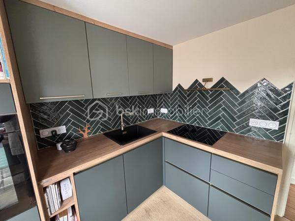 RARE à PAU - 71 m2 -Dernier étage- Un rénovation élégante, une belle luminosité et 28 m2 d'extérieurs...

Je vous propose de découvrir un appartement singulier, lumineux et évolutif, pour celles et ceux qui recherchent à Pau un lieu de vie différent, avec ce petit supplément d'âme que procurent les extérieurs en dernier étage.

Cet appartement traversant de 71,51 m2 (Carrez) entièrement rénové en 2024 , situé au 4ème et dernier étage d'une petite copropriété sans ascenseur au centre ville offre une atmosphère à la fois contemporaine et chaleureuse. La rénovation soignée a permis de créer un intérieur prêt à vivre avec une attention particulière portée à la qualité des espaces et au confort quotidien.
La pièce de vie de 33m2 composée d'un salon et d'un espace salle à manger profite d'un balcon de 10 m2. Depuis ce dernier la vue dégagée laisse apparaître le Château de Pau et les Pyrénées. A son opposé la chambre de 16m2 avec dressing et la cuisine équipée et fonctionnelle s'ouvrent sur une agréable terrasse en bois exotique de 18 m2 et sa vue sur les toits palois.
Cette configuration permet de profiter de deux extérieurs, deux ambiances distinctes, deux façons de profiter de la lumière et de la vue.
L'ensemble est complété d'une salle de bains avec wc et d'une cave.

LES DETAILS QUI FONT LA DIFFERENCE :
- Rénovation complète réalisée par des professionnels 
- Bonne performance énergétique 
- Cuisine équipée signée NOBLESSA, plaque induction avec hotte intégrée marque Bora, four De Dietrich
- Actuellement aménagé en grand T2, l'appartement bénéficie d'une configuration modulable et peut aisément retrouver sa distribution d'origine en T3 
- Possibilité de reprendre le bail d'une place de parking au bas de l'immeuble
- Terrasse bois exotique 18 m2 
- grand Balcon vue dégagée avec aperçu Château et Pyrénées
- cave
- vendu avec son mobilier

Un lieu à découvrir pour tomber sous le charme de cet esprit "rooftop" en plein coeur de Pau.
Contactez moi pour découvrir cet appartement et organiser une visite !
