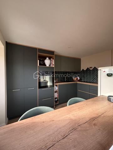 RARE à PAU - 71 m2 -Dernier étage- Un rénovation élégante, une belle luminosité et 28 m2 d'extérieurs...

Je vous propose de découvrir un appartement singulier, lumineux et évolutif, pour celles et ceux qui recherchent à Pau un lieu de vie différent, avec ce petit supplément d'âme que procurent les extérieurs en dernier étage.

Cet appartement traversant de 71,51 m2 (Carrez) entièrement rénové en 2024 , situé au 4ème et dernier étage d'une petite copropriété sans ascenseur au centre ville offre une atmosphère à la fois contemporaine et chaleureuse. La rénovation soignée a permis de créer un intérieur prêt à vivre avec une attention particulière portée à la qualité des espaces et au confort quotidien.
La pièce de vie de 33m2 composée d'un salon et d'un espace salle à manger profite d'un balcon de 10 m2. Depuis ce dernier la vue dégagée laisse apparaître le Château de Pau et les Pyrénées. A son opposé la chambre de 16m2 avec dressing et la cuisine équipée et fonctionnelle s'ouvrent sur une agréable terrasse en bois exotique de 18 m2 et sa vue sur les toits palois.
Cette configuration permet de profiter de deux extérieurs, deux ambiances distinctes, deux façons de profiter de la lumière et de la vue.
L'ensemble est complété d'une salle de bains avec wc et d'une cave.

LES DETAILS QUI FONT LA DIFFERENCE :
- Rénovation complète réalisée par des professionnels 
- Bonne performance énergétique 
- Cuisine équipée signée NOBLESSA, plaque induction avec hotte intégrée marque Bora, four De Dietrich
- Actuellement aménagé en grand T2, l'appartement bénéficie d'une configuration modulable et peut aisément retrouver sa distribution d'origine en T3 
- Possibilité de reprendre le bail d'une place de parking au bas de l'immeuble
- Terrasse bois exotique 18 m2 
- grand Balcon vue dégagée avec aperçu Château et Pyrénées
- cave
- vendu avec son mobilier

Un lieu à découvrir pour tomber sous le charme de cet esprit "rooftop" en plein coeur de Pau.
Contactez moi pour découvrir cet appartement et organiser une visite !