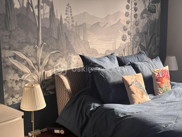 RARE à PAU - 71 m2 -Dernier étage- Un rénovation élégante, une belle luminosité et 28 m2 d'extérieurs...

Je vous propose de découvrir un appartement singulier, lumineux et évolutif, pour celles et ceux qui recherchent à Pau un lieu de vie différent, avec ce petit supplément d'âme que procurent les extérieurs en dernier étage.

Cet appartement traversant de 71,51 m2 (Carrez) entièrement rénové en 2024 , situé au 4ème et dernier étage d'une petite copropriété sans ascenseur au centre ville offre une atmosphère à la fois contemporaine et chaleureuse. La rénovation soignée a permis de créer un intérieur prêt à vivre avec une attention particulière portée à la qualité des espaces et au confort quotidien.
La pièce de vie de 33m2 composée d'un salon et d'un espace salle à manger profite d'un balcon de 10 m2. Depuis ce dernier la vue dégagée laisse apparaître le Château de Pau et les Pyrénées. A son opposé la chambre de 16m2 avec dressing et la cuisine équipée et fonctionnelle s'ouvrent sur une agréable terrasse en bois exotique de 18 m2 et sa vue sur les toits palois.
Cette configuration permet de profiter de deux extérieurs, deux ambiances distinctes, deux façons de profiter de la lumière et de la vue.
L'ensemble est complété d'une salle de bains avec wc et d'une cave.

LES DETAILS QUI FONT LA DIFFERENCE :
- Rénovation complète réalisée par des professionnels 
- Bonne performance énergétique 
- Cuisine équipée signée NOBLESSA, plaque induction avec hotte intégrée marque Bora, four De Dietrich
- Actuellement aménagé en grand T2, l'appartement bénéficie d'une configuration modulable et peut aisément retrouver sa distribution d'origine en T3 
- Possibilité de reprendre le bail d'une place de parking au bas de l'immeuble
- Terrasse bois exotique 18 m2 
- grand Balcon vue dégagée avec aperçu Château et Pyrénées
- cave
- vendu avec son mobilier

Un lieu à découvrir pour tomber sous le charme de cet esprit "rooftop" en plein coeur de Pau.
Contactez moi pour découvrir cet appartement et organiser une visite !