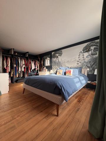 RARE à PAU - 71 m2 -Dernier étage- Un rénovation élégante, une belle luminosité et 28 m2 d'extérieurs...

Je vous propose de découvrir un appartement singulier, lumineux et évolutif, pour celles et ceux qui recherchent à Pau un lieu de vie différent, avec ce petit supplément d'âme que procurent les extérieurs en dernier étage.

Cet appartement traversant de 71,51 m2 (Carrez) entièrement rénové en 2024 , situé au 4ème et dernier étage d'une petite copropriété sans ascenseur au centre ville offre une atmosphère à la fois contemporaine et chaleureuse. La rénovation soignée a permis de créer un intérieur prêt à vivre avec une attention particulière portée à la qualité des espaces et au confort quotidien.
La pièce de vie de 33m2 composée d'un salon et d'un espace salle à manger profite d'un balcon de 10 m2. Depuis ce dernier la vue dégagée laisse apparaître le Château de Pau et les Pyrénées. A son opposé la chambre de 16m2 avec dressing et la cuisine équipée et fonctionnelle s'ouvrent sur une agréable terrasse en bois exotique de 18 m2 et sa vue sur les toits palois.
Cette configuration permet de profiter de deux extérieurs, deux ambiances distinctes, deux façons de profiter de la lumière et de la vue.
L'ensemble est complété d'une salle de bains avec wc et d'une cave.

LES DETAILS QUI FONT LA DIFFERENCE :
- Rénovation complète réalisée par des professionnels 
- Bonne performance énergétique 
- Cuisine équipée signée NOBLESSA, plaque induction avec hotte intégrée marque Bora, four De Dietrich
- Actuellement aménagé en grand T2, l'appartement bénéficie d'une configuration modulable et peut aisément retrouver sa distribution d'origine en T3 
- Possibilité de reprendre le bail d'une place de parking au bas de l'immeuble
- Terrasse bois exotique 18 m2 
- grand Balcon vue dégagée avec aperçu Château et Pyrénées
- cave
- vendu avec son mobilier

Un lieu à découvrir pour tomber sous le charme de cet esprit "rooftop" en plein coeur de Pau.
Contactez moi pour découvrir cet appartement et organiser une visite !
