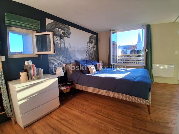RARE à PAU - 71 m2 -Dernier étage- Un rénovation élégante, une belle luminosité et 28 m2 d'extérieurs...

Je vous propose de découvrir un appartement singulier, lumineux et évolutif, pour celles et ceux qui recherchent à Pau un lieu de vie différent, avec ce petit supplément d'âme que procurent les extérieurs en dernier étage.

Cet appartement traversant de 71,51 m2 (Carrez) entièrement rénové en 2024 , situé au 4ème et dernier étage d'une petite copropriété sans ascenseur au centre ville offre une atmosphère à la fois contemporaine et chaleureuse. La rénovation soignée a permis de créer un intérieur prêt à vivre avec une attention particulière portée à la qualité des espaces et au confort quotidien.
La pièce de vie de 33m2 composée d'un salon et d'un espace salle à manger profite d'un balcon de 10 m2. Depuis ce dernier la vue dégagée laisse apparaître le Château de Pau et les Pyrénées. A son opposé la chambre de 16m2 avec dressing et la cuisine équipée et fonctionnelle s'ouvrent sur une agréable terrasse en bois exotique de 18 m2 et sa vue sur les toits palois.
Cette configuration permet de profiter de deux extérieurs, deux ambiances distinctes, deux façons de profiter de la lumière et de la vue.
L'ensemble est complété d'une salle de bains avec wc et d'une cave.

LES DETAILS QUI FONT LA DIFFERENCE :
- Rénovation complète réalisée par des professionnels 
- Bonne performance énergétique 
- Cuisine équipée signée NOBLESSA, plaque induction avec hotte intégrée marque Bora, four De Dietrich
- Actuellement aménagé en grand T2, l'appartement bénéficie d'une configuration modulable et peut aisément retrouver sa distribution d'origine en T3 
- Possibilité de reprendre le bail d'une place de parking au bas de l'immeuble
- Terrasse bois exotique 18 m2 
- grand Balcon vue dégagée avec aperçu Château et Pyrénées
- cave
- vendu avec son mobilier

Un lieu à découvrir pour tomber sous le charme de cet esprit "rooftop" en plein coeur de Pau.
Contactez moi pour découvrir cet appartement et organiser une visite !