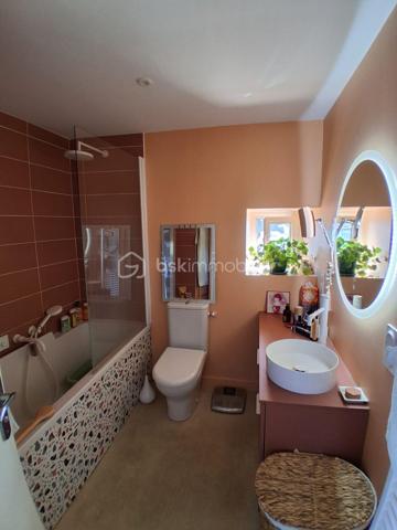 RARE à PAU - 71 m2 -Dernier étage- Un rénovation élégante, une belle luminosité et 28 m2 d'extérieurs...

Je vous propose de découvrir un appartement singulier, lumineux et évolutif, pour celles et ceux qui recherchent à Pau un lieu de vie différent, avec ce petit supplément d'âme que procurent les extérieurs en dernier étage.

Cet appartement traversant de 71,51 m2 (Carrez) entièrement rénové en 2024 , situé au 4ème et dernier étage d'une petite copropriété sans ascenseur au centre ville offre une atmosphère à la fois contemporaine et chaleureuse. La rénovation soignée a permis de créer un intérieur prêt à vivre avec une attention particulière portée à la qualité des espaces et au confort quotidien.
La pièce de vie de 33m2 composée d'un salon et d'un espace salle à manger profite d'un balcon de 10 m2. Depuis ce dernier la vue dégagée laisse apparaître le Château de Pau et les Pyrénées. A son opposé la chambre de 16m2 avec dressing et la cuisine équipée et fonctionnelle s'ouvrent sur une agréable terrasse en bois exotique de 18 m2 et sa vue sur les toits palois.
Cette configuration permet de profiter de deux extérieurs, deux ambiances distinctes, deux façons de profiter de la lumière et de la vue.
L'ensemble est complété d'une salle de bains avec wc et d'une cave.

LES DETAILS QUI FONT LA DIFFERENCE :
- Rénovation complète réalisée par des professionnels 
- Bonne performance énergétique 
- Cuisine équipée signée NOBLESSA, plaque induction avec hotte intégrée marque Bora, four De Dietrich
- Actuellement aménagé en grand T2, l'appartement bénéficie d'une configuration modulable et peut aisément retrouver sa distribution d'origine en T3 
- Possibilité de reprendre le bail d'une place de parking au bas de l'immeuble
- Terrasse bois exotique 18 m2 
- grand Balcon vue dégagée avec aperçu Château et Pyrénées
- cave
- vendu avec son mobilier

Un lieu à découvrir pour tomber sous le charme de cet esprit "rooftop" en plein coeur de Pau.
Contactez moi pour découvrir cet appartement et organiser une visite !