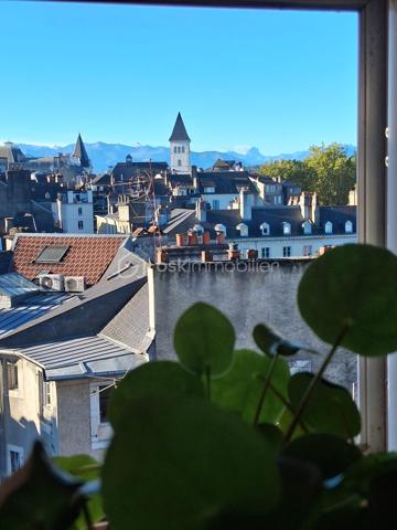 RARE à PAU - 71 m2 -Dernier étage- Un rénovation élégante, une belle luminosité et 28 m2 d'extérieurs...

Je vous propose de découvrir un appartement singulier, lumineux et évolutif, pour celles et ceux qui recherchent à Pau un lieu de vie différent, avec ce petit supplément d'âme que procurent les extérieurs en dernier étage.

Cet appartement traversant de 71,51 m2 (Carrez) entièrement rénové en 2024 , situé au 4ème et dernier étage d'une petite copropriété sans ascenseur au centre ville offre une atmosphère à la fois contemporaine et chaleureuse. La rénovation soignée a permis de créer un intérieur prêt à vivre avec une attention particulière portée à la qualité des espaces et au confort quotidien.
La pièce de vie de 33m2 composée d'un salon et d'un espace salle à manger profite d'un balcon de 10 m2. Depuis ce dernier la vue dégagée laisse apparaître le Château de Pau et les Pyrénées. A son opposé la chambre de 16m2 avec dressing et la cuisine équipée et fonctionnelle s'ouvrent sur une agréable terrasse en bois exotique de 18 m2 et sa vue sur les toits palois.
Cette configuration permet de profiter de deux extérieurs, deux ambiances distinctes, deux façons de profiter de la lumière et de la vue.
L'ensemble est complété d'une salle de bains avec wc et d'une cave.

LES DETAILS QUI FONT LA DIFFERENCE :
- Rénovation complète réalisée par des professionnels 
- Bonne performance énergétique 
- Cuisine équipée signée NOBLESSA, plaque induction avec hotte intégrée marque Bora, four De Dietrich
- Actuellement aménagé en grand T2, l'appartement bénéficie d'une configuration modulable et peut aisément retrouver sa distribution d'origine en T3 
- Possibilité de reprendre le bail d'une place de parking au bas de l'immeuble
- Terrasse bois exotique 18 m2 
- grand Balcon vue dégagée avec aperçu Château et Pyrénées
- cave
- vendu avec son mobilier

Un lieu à découvrir pour tomber sous le charme de cet esprit "rooftop" en plein coeur de Pau.
Contactez moi pour découvrir cet appartement et organiser une visite !