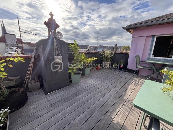 RARE à PAU - 71 m2 -Dernier étage- Un rénovation élégante, une belle luminosité et 28 m2 d'extérieurs...

Je vous propose de découvrir un appartement singulier, lumineux et évolutif, pour celles et ceux qui recherchent à Pau un lieu de vie différent, avec ce petit supplément d'âme que procurent les extérieurs en dernier étage.

Cet appartement traversant de 71,51 m2 (Carrez) entièrement rénové en 2024 , situé au 4ème et dernier étage d'une petite copropriété sans ascenseur au centre ville offre une atmosphère à la fois contemporaine et chaleureuse. La rénovation soignée a permis de créer un intérieur prêt à vivre avec une attention particulière portée à la qualité des espaces et au confort quotidien.
La pièce de vie de 33m2 composée d'un salon et d'un espace salle à manger profite d'un balcon de 10 m2. Depuis ce dernier la vue dégagée laisse apparaître le Château de Pau et les Pyrénées. A son opposé la chambre de 16m2 avec dressing et la cuisine équipée et fonctionnelle s'ouvrent sur une agréable terrasse en bois exotique de 18 m2 et sa vue sur les toits palois.
Cette configuration permet de profiter de deux extérieurs, deux ambiances distinctes, deux façons de profiter de la lumière et de la vue.
L'ensemble est complété d'une salle de bains avec wc et d'une cave.

LES DETAILS QUI FONT LA DIFFERENCE :
- Rénovation complète réalisée par des professionnels 
- Bonne performance énergétique 
- Cuisine équipée signée NOBLESSA, plaque induction avec hotte intégrée marque Bora, four De Dietrich
- Actuellement aménagé en grand T2, l'appartement bénéficie d'une configuration modulable et peut aisément retrouver sa distribution d'origine en T3 
- Possibilité de reprendre le bail d'une place de parking au bas de l'immeuble
- Terrasse bois exotique 18 m2 
- grand Balcon vue dégagée avec aperçu Château et Pyrénées
- cave
- vendu avec son mobilier

Un lieu à découvrir pour tomber sous le charme de cet esprit "rooftop" en plein coeur de Pau.
Contactez moi pour découvrir cet appartement et organiser une visite !