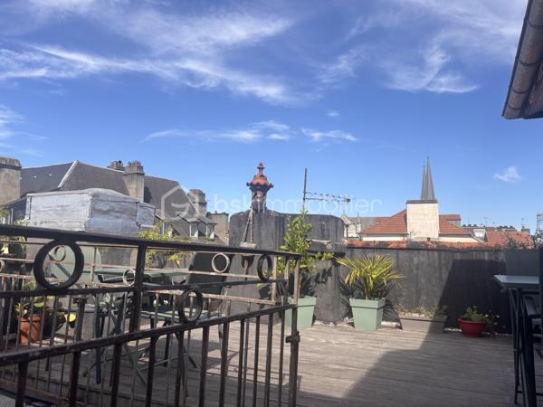 RARE à PAU - 71 m2 -Dernier étage- Un rénovation élégante, une belle luminosité et 28 m2 d'extérieurs...

Je vous propose de découvrir un appartement singulier, lumineux et évolutif, pour celles et ceux qui recherchent à Pau un lieu de vie différent, avec ce petit supplément d'âme que procurent les extérieurs en dernier étage.

Cet appartement traversant de 71,51 m2 (Carrez) entièrement rénové en 2024 , situé au 4ème et dernier étage d'une petite copropriété sans ascenseur au centre ville offre une atmosphère à la fois contemporaine et chaleureuse. La rénovation soignée a permis de créer un intérieur prêt à vivre avec une attention particulière portée à la qualité des espaces et au confort quotidien.
La pièce de vie de 33m2 composée d'un salon et d'un espace salle à manger profite d'un balcon de 10 m2. Depuis ce dernier la vue dégagée laisse apparaître le Château de Pau et les Pyrénées. A son opposé la chambre de 16m2 avec dressing et la cuisine équipée et fonctionnelle s'ouvrent sur une agréable terrasse en bois exotique de 18 m2 et sa vue sur les toits palois.
Cette configuration permet de profiter de deux extérieurs, deux ambiances distinctes, deux façons de profiter de la lumière et de la vue.
L'ensemble est complété d'une salle de bains avec wc et d'une cave.

LES DETAILS QUI FONT LA DIFFERENCE :
- Rénovation complète réalisée par des professionnels 
- Bonne performance énergétique 
- Cuisine équipée signée NOBLESSA, plaque induction avec hotte intégrée marque Bora, four De Dietrich
- Actuellement aménagé en grand T2, l'appartement bénéficie d'une configuration modulable et peut aisément retrouver sa distribution d'origine en T3 
- Possibilité de reprendre le bail d'une place de parking au bas de l'immeuble
- Terrasse bois exotique 18 m2 
- grand Balcon vue dégagée avec aperçu Château et Pyrénées
- cave
- vendu avec son mobilier

Un lieu à découvrir pour tomber sous le charme de cet esprit "rooftop" en plein coeur de Pau.
Contactez moi pour découvrir cet appartement et organiser une visite !