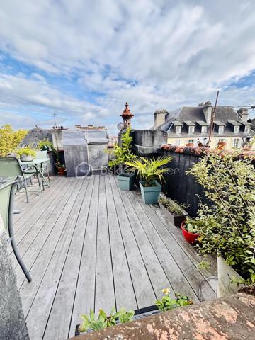 RARE à PAU - 71 m2 -Dernier étage- Un rénovation élégante, une belle luminosité et 28 m2 d'extérieurs...

Je vous propose de découvrir un appartement singulier, lumineux et évolutif, pour celles et ceux qui recherchent à Pau un lieu de vie différent, avec ce petit supplément d'âme que procurent les extérieurs en dernier étage.

Cet appartement traversant de 71,51 m2 (Carrez) entièrement rénové en 2024 , situé au 4ème et dernier étage d'une petite copropriété sans ascenseur au centre ville offre une atmosphère à la fois contemporaine et chaleureuse. La rénovation soignée a permis de créer un intérieur prêt à vivre avec une attention particulière portée à la qualité des espaces et au confort quotidien.
La pièce de vie de 33m2 composée d'un salon et d'un espace salle à manger profite d'un balcon de 10 m2. Depuis ce dernier la vue dégagée laisse apparaître le Château de Pau et les Pyrénées. A son opposé la chambre de 16m2 avec dressing et la cuisine équipée et fonctionnelle s'ouvrent sur une agréable terrasse en bois exotique de 18 m2 et sa vue sur les toits palois.
Cette configuration permet de profiter de deux extérieurs, deux ambiances distinctes, deux façons de profiter de la lumière et de la vue.
L'ensemble est complété d'une salle de bains avec wc et d'une cave.

LES DETAILS QUI FONT LA DIFFERENCE :
- Rénovation complète réalisée par des professionnels 
- Bonne performance énergétique 
- Cuisine équipée signée NOBLESSA, plaque induction avec hotte intégrée marque Bora, four De Dietrich
- Actuellement aménagé en grand T2, l'appartement bénéficie d'une configuration modulable et peut aisément retrouver sa distribution d'origine en T3 
- Possibilité de reprendre le bail d'une place de parking au bas de l'immeuble
- Terrasse bois exotique 18 m2 
- grand Balcon vue dégagée avec aperçu Château et Pyrénées
- cave
- vendu avec son mobilier

Un lieu à découvrir pour tomber sous le charme de cet esprit "rooftop" en plein coeur de Pau.
Contactez moi pour découvrir cet appartement et organiser une visite !