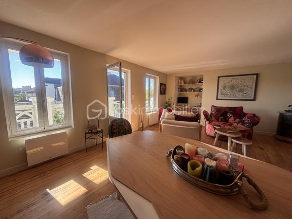 RARE à PAU - 71 m2 -Dernier étage- Un rénovation élégante, une belle luminosité et 28 m2 d'extérieurs...

Je vous propose de découvrir un appartement singulier, lumineux et évolutif, pour celles et ceux qui recherchent à Pau un lieu de vie différent, avec ce petit supplément d'âme que procurent les extérieurs en dernier étage.

Cet appartement traversant de 71,51 m2 (Carrez) entièrement rénové en 2024 , situé au 4ème et dernier étage d'une petite copropriété sans ascenseur au centre ville offre une atmosphère à la fois contemporaine et chaleureuse. La rénovation soignée a permis de créer un intérieur prêt à vivre avec une attention particulière portée à la qualité des espaces et au confort quotidien.
La pièce de vie de 33m2 composée d'un salon et d'un espace salle à manger profite d'un balcon de 10 m2. Depuis ce dernier la vue dégagée laisse apparaître le Château de Pau et les Pyrénées. A son opposé la chambre de 16m2 avec dressing et la cuisine équipée et fonctionnelle s'ouvrent sur une agréable terrasse en bois exotique de 18 m2 et sa vue sur les toits palois.
Cette configuration permet de profiter de deux extérieurs, deux ambiances distinctes, deux façons de profiter de la lumière et de la vue.
L'ensemble est complété d'une salle de bains avec wc et d'une cave.

LES DETAILS QUI FONT LA DIFFERENCE :
- Rénovation complète réalisée par des professionnels 
- Bonne performance énergétique 
- Cuisine équipée signée NOBLESSA, plaque induction avec hotte intégrée marque Bora, four De Dietrich
- Actuellement aménagé en grand T2, l'appartement bénéficie d'une configuration modulable et peut aisément retrouver sa distribution d'origine en T3 
- Possibilité de reprendre le bail d'une place de parking au bas de l'immeuble
- Terrasse bois exotique 18 m2 
- grand Balcon vue dégagée avec aperçu Château et Pyrénées
- cave
- vendu avec son mobilier

Un lieu à découvrir pour tomber sous le charme de cet esprit "rooftop" en plein coeur de Pau.
Contactez moi pour découvrir cet appartement et organiser une visite !