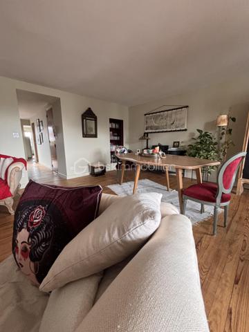 RARE à PAU - 71 m2 -Dernier étage- Un rénovation élégante, une belle luminosité et 28 m2 d'extérieurs...

Je vous propose de découvrir un appartement singulier, lumineux et évolutif, pour celles et ceux qui recherchent à Pau un lieu de vie différent, avec ce petit supplément d'âme que procurent les extérieurs en dernier étage.

Cet appartement traversant de 71,51 m2 (Carrez) entièrement rénové en 2024 , situé au 4ème et dernier étage d'une petite copropriété sans ascenseur au centre ville offre une atmosphère à la fois contemporaine et chaleureuse. La rénovation soignée a permis de créer un intérieur prêt à vivre avec une attention particulière portée à la qualité des espaces et au confort quotidien.
La pièce de vie de 33m2 composée d'un salon et d'un espace salle à manger profite d'un balcon de 10 m2. Depuis ce dernier la vue dégagée laisse apparaître le Château de Pau et les Pyrénées. A son opposé la chambre de 16m2 avec dressing et la cuisine équipée et fonctionnelle s'ouvrent sur une agréable terrasse en bois exotique de 18 m2 et sa vue sur les toits palois.
Cette configuration permet de profiter de deux extérieurs, deux ambiances distinctes, deux façons de profiter de la lumière et de la vue.
L'ensemble est complété d'une salle de bains avec wc et d'une cave.

LES DETAILS QUI FONT LA DIFFERENCE :
- Rénovation complète réalisée par des professionnels 
- Bonne performance énergétique 
- Cuisine équipée signée NOBLESSA, plaque induction avec hotte intégrée marque Bora, four De Dietrich
- Actuellement aménagé en grand T2, l'appartement bénéficie d'une configuration modulable et peut aisément retrouver sa distribution d'origine en T3 
- Possibilité de reprendre le bail d'une place de parking au bas de l'immeuble
- Terrasse bois exotique 18 m2 
- grand Balcon vue dégagée avec aperçu Château et Pyrénées
- cave
- vendu avec son mobilier

Un lieu à découvrir pour tomber sous le charme de cet esprit "rooftop" en plein coeur de Pau.
Contactez moi pour découvrir cet appartement et organiser une visite !