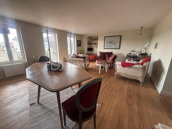 RARE à PAU - 71 m2 -Dernier étage- Un rénovation élégante, une belle luminosité et 28 m2 d'extérieurs...

Je vous propose de découvrir un appartement singulier, lumineux et évolutif, pour celles et ceux qui recherchent à Pau un lieu de vie différent, avec ce petit supplément d'âme que procurent les extérieurs en dernier étage.

Cet appartement traversant de 71,51 m2 (Carrez) entièrement rénové en 2024 , situé au 4ème et dernier étage d'une petite copropriété sans ascenseur au centre ville offre une atmosphère à la fois contemporaine et chaleureuse. La rénovation soignée a permis de créer un intérieur prêt à vivre avec une attention particulière portée à la qualité des espaces et au confort quotidien.
La pièce de vie de 33m2 composée d'un salon et d'un espace salle à manger profite d'un balcon de 10 m2. Depuis ce dernier la vue dégagée laisse apparaître le Château de Pau et les Pyrénées. A son opposé la chambre de 16m2 avec dressing et la cuisine équipée et fonctionnelle s'ouvrent sur une agréable terrasse en bois exotique de 18 m2 et sa vue sur les toits palois.
Cette configuration permet de profiter de deux extérieurs, deux ambiances distinctes, deux façons de profiter de la lumière et de la vue.
L'ensemble est complété d'une salle de bains avec wc et d'une cave.

LES DETAILS QUI FONT LA DIFFERENCE :
- Rénovation complète réalisée par des professionnels 
- Bonne performance énergétique 
- Cuisine équipée signée NOBLESSA, plaque induction avec hotte intégrée marque Bora, four De Dietrich
- Actuellement aménagé en grand T2, l'appartement bénéficie d'une configuration modulable et peut aisément retrouver sa distribution d'origine en T3 
- Possibilité de reprendre le bail d'une place de parking au bas de l'immeuble
- Terrasse bois exotique 18 m2 
- grand Balcon vue dégagée avec aperçu Château et Pyrénées
- cave
- vendu avec son mobilier

Un lieu à découvrir pour tomber sous le charme de cet esprit "rooftop" en plein coeur de Pau.
Contactez moi pour découvrir cet appartement et organiser une visite !