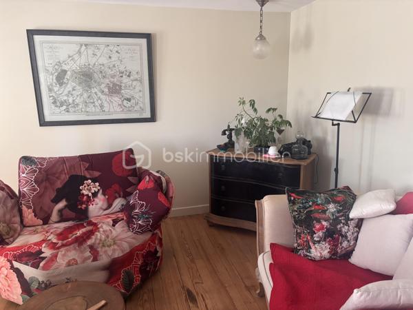 RARE à PAU - 71 m2 -Dernier étage- Un rénovation élégante, une belle luminosité et 28 m2 d'extérieurs...

Je vous propose de découvrir un appartement singulier, lumineux et évolutif, pour celles et ceux qui recherchent à Pau un lieu de vie différent, avec ce petit supplément d'âme que procurent les extérieurs en dernier étage.

Cet appartement traversant de 71,51 m2 (Carrez) entièrement rénové en 2024 , situé au 4ème et dernier étage d'une petite copropriété sans ascenseur au centre ville offre une atmosphère à la fois contemporaine et chaleureuse. La rénovation soignée a permis de créer un intérieur prêt à vivre avec une attention particulière portée à la qualité des espaces et au confort quotidien.
La pièce de vie de 33m2 composée d'un salon et d'un espace salle à manger profite d'un balcon de 10 m2. Depuis ce dernier la vue dégagée laisse apparaître le Château de Pau et les Pyrénées. A son opposé la chambre de 16m2 avec dressing et la cuisine équipée et fonctionnelle s'ouvrent sur une agréable terrasse en bois exotique de 18 m2 et sa vue sur les toits palois.
Cette configuration permet de profiter de deux extérieurs, deux ambiances distinctes, deux façons de profiter de la lumière et de la vue.
L'ensemble est complété d'une salle de bains avec wc et d'une cave.

LES DETAILS QUI FONT LA DIFFERENCE :
- Rénovation complète réalisée par des professionnels 
- Bonne performance énergétique 
- Cuisine équipée signée NOBLESSA, plaque induction avec hotte intégrée marque Bora, four De Dietrich
- Actuellement aménagé en grand T2, l'appartement bénéficie d'une configuration modulable et peut aisément retrouver sa distribution d'origine en T3 
- Possibilité de reprendre le bail d'une place de parking au bas de l'immeuble
- Terrasse bois exotique 18 m2 
- grand Balcon vue dégagée avec aperçu Château et Pyrénées
- cave
- vendu avec son mobilier

Un lieu à découvrir pour tomber sous le charme de cet esprit "rooftop" en plein coeur de Pau.
Contactez moi pour découvrir cet appartement et organiser une visite !