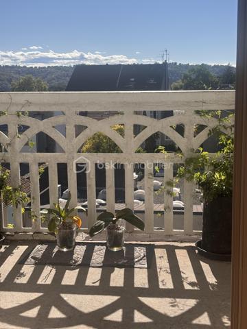 RARE à PAU - 71 m2 -Dernier étage- Un rénovation élégante, une belle luminosité et 28 m2 d'extérieurs...

Je vous propose de découvrir un appartement singulier, lumineux et évolutif, pour celles et ceux qui recherchent à Pau un lieu de vie différent, avec ce petit supplément d'âme que procurent les extérieurs en dernier étage.

Cet appartement traversant de 71,51 m2 (Carrez) entièrement rénové en 2024 , situé au 4ème et dernier étage d'une petite copropriété sans ascenseur au centre ville offre une atmosphère à la fois contemporaine et chaleureuse. La rénovation soignée a permis de créer un intérieur prêt à vivre avec une attention particulière portée à la qualité des espaces et au confort quotidien.
La pièce de vie de 33m2 composée d'un salon et d'un espace salle à manger profite d'un balcon de 10 m2. Depuis ce dernier la vue dégagée laisse apparaître le Château de Pau et les Pyrénées. A son opposé la chambre de 16m2 avec dressing et la cuisine équipée et fonctionnelle s'ouvrent sur une agréable terrasse en bois exotique de 18 m2 et sa vue sur les toits palois.
Cette configuration permet de profiter de deux extérieurs, deux ambiances distinctes, deux façons de profiter de la lumière et de la vue.
L'ensemble est complété d'une salle de bains avec wc et d'une cave.

LES DETAILS QUI FONT LA DIFFERENCE :
- Rénovation complète réalisée par des professionnels 
- Bonne performance énergétique 
- Cuisine équipée signée NOBLESSA, plaque induction avec hotte intégrée marque Bora, four De Dietrich
- Actuellement aménagé en grand T2, l'appartement bénéficie d'une configuration modulable et peut aisément retrouver sa distribution d'origine en T3 
- Possibilité de reprendre le bail d'une place de parking au bas de l'immeuble
- Terrasse bois exotique 18 m2 
- grand Balcon vue dégagée avec aperçu Château et Pyrénées
- cave
- vendu avec son mobilier

Un lieu à découvrir pour tomber sous le charme de cet esprit "rooftop" en plein coeur de Pau.
Contactez moi pour découvrir cet appartement et organiser une visite !