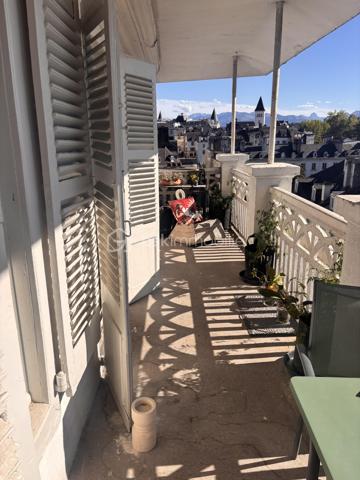RARE à PAU - 71 m2 -Dernier étage- Un rénovation élégante, une belle luminosité et 28 m2 d'extérieurs...

Je vous propose de découvrir un appartement singulier, lumineux et évolutif, pour celles et ceux qui recherchent à Pau un lieu de vie différent, avec ce petit supplément d'âme que procurent les extérieurs en dernier étage.

Cet appartement traversant de 71,51 m2 (Carrez) entièrement rénové en 2024 , situé au 4ème et dernier étage d'une petite copropriété sans ascenseur au centre ville offre une atmosphère à la fois contemporaine et chaleureuse. La rénovation soignée a permis de créer un intérieur prêt à vivre avec une attention particulière portée à la qualité des espaces et au confort quotidien.
La pièce de vie de 33m2 composée d'un salon et d'un espace salle à manger profite d'un balcon de 10 m2. Depuis ce dernier la vue dégagée laisse apparaître le Château de Pau et les Pyrénées. A son opposé la chambre de 16m2 avec dressing et la cuisine équipée et fonctionnelle s'ouvrent sur une agréable terrasse en bois exotique de 18 m2 et sa vue sur les toits palois.
Cette configuration permet de profiter de deux extérieurs, deux ambiances distinctes, deux façons de profiter de la lumière et de la vue.
L'ensemble est complété d'une salle de bains avec wc et d'une cave.

LES DETAILS QUI FONT LA DIFFERENCE :
- Rénovation complète réalisée par des professionnels 
- Bonne performance énergétique 
- Cuisine équipée signée NOBLESSA, plaque induction avec hotte intégrée marque Bora, four De Dietrich
- Actuellement aménagé en grand T2, l'appartement bénéficie d'une configuration modulable et peut aisément retrouver sa distribution d'origine en T3 
- Possibilité de reprendre le bail d'une place de parking au bas de l'immeuble
- Terrasse bois exotique 18 m2 
- grand Balcon vue dégagée avec aperçu Château et Pyrénées
- cave
- vendu avec son mobilier

Un lieu à découvrir pour tomber sous le charme de cet esprit "rooftop" en plein coeur de Pau.
Contactez moi pour découvrir cet appartement et organiser une visite !