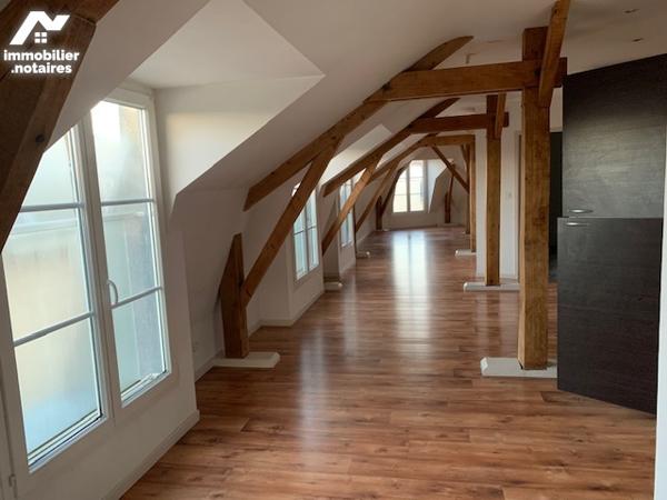 Appartement lumineux centre de Sainte Ménéhould de  82 m² avec ascenseur. Deux chambres.