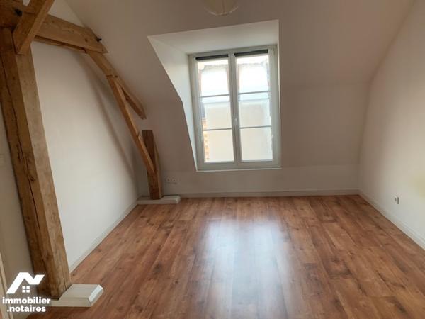 Appartement lumineux centre de Sainte Ménéhould de  82 m² avec ascenseur. Deux chambres.