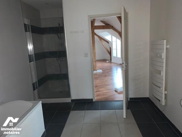 Appartement lumineux centre de Sainte Ménéhould de  82 m² avec ascenseur. Deux chambres.