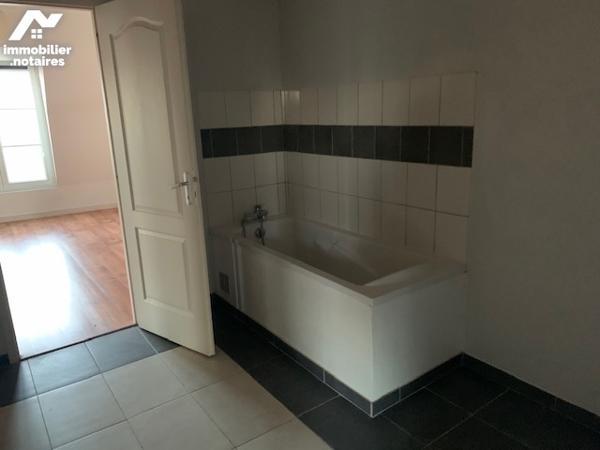 Appartement lumineux centre de Sainte Ménéhould de  82 m² avec ascenseur. Deux chambres.