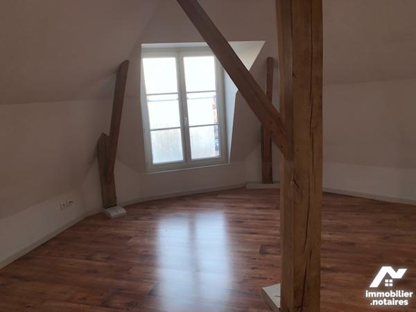 Appartement lumineux centre de Sainte Ménéhould de  82 m² avec ascenseur. Deux chambres.