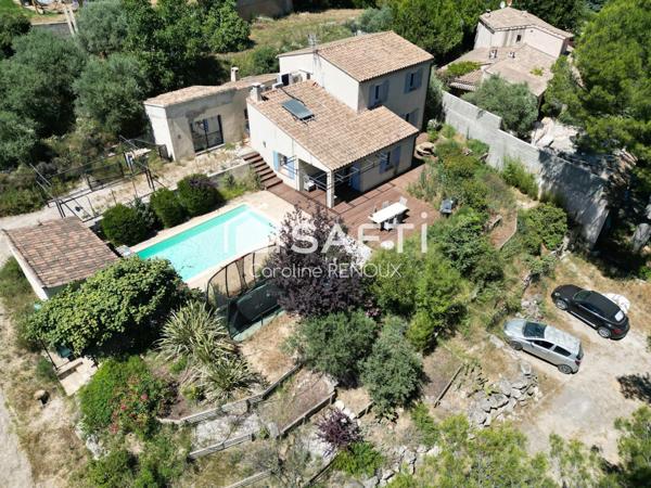 Villa des années 90 sur 1000 m² de terrain en restanques avec piscine