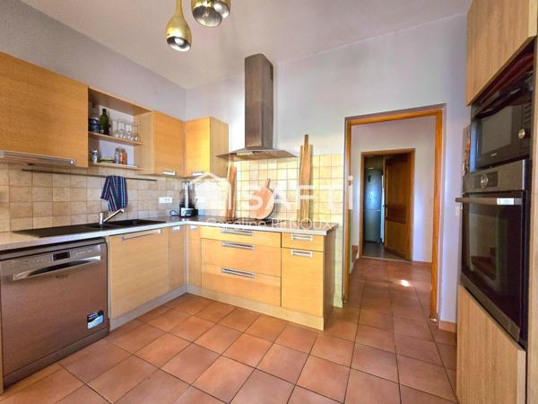 Villa des années 90 sur 1000 m² de terrain en restanques avec piscine