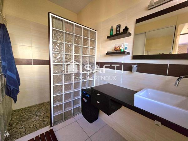 Villa des années 90 sur 1000 m² de terrain en restanques avec piscine