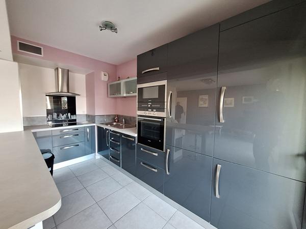 EXCLUSIVITE - Au calme, T3 de 63 m2 terrasse de 28 m2 vue Sainte Victoire Résidence sécurisée