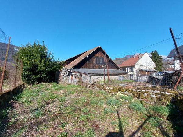 A saisir, sur une parcelle clôturée de 350m², à vendre ensemble immobilier constituer d'un garage, remise/grange, poulailler