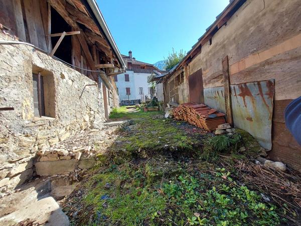 A saisir, sur une parcelle clôturée de 350m², à vendre ensemble immobilier constituer d'un garage, remise/grange, poulailler