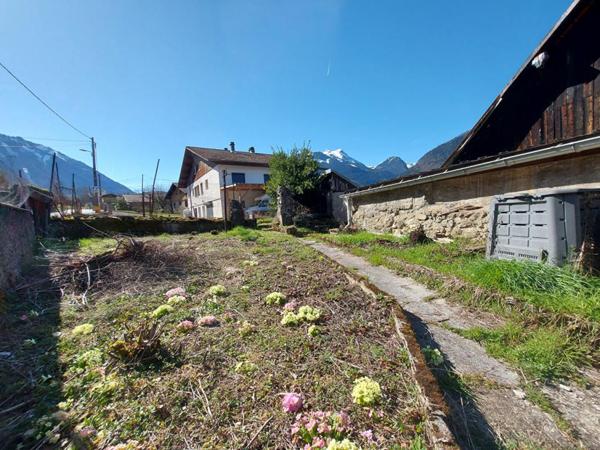 A saisir, sur une parcelle clôturée de 350m², à vendre ensemble immobilier constituer d'un garage, remise/grange, poulailler