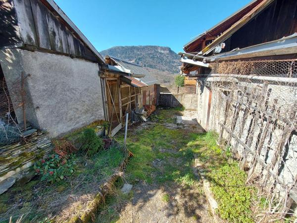 A saisir, sur une parcelle clôturée de 350m², à vendre ensemble immobilier constituer d'un garage, remise/grange, poulailler