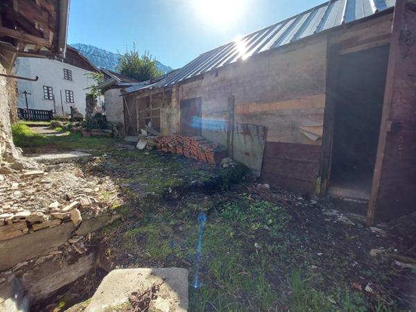 A saisir, sur une parcelle clôturée de 350m², à vendre ensemble immobilier constituer d'un garage, remise/grange, poulailler