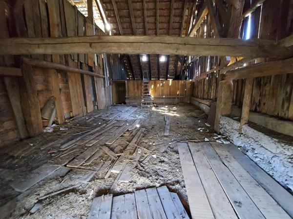 A saisir, sur une parcelle clôturée de 350m², à vendre ensemble immobilier constituer d'un garage, remise/grange, poulailler