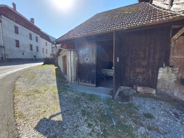 A saisir, sur une parcelle clôturée de 350m², à vendre ensemble immobilier constituer d'un garage, remise/grange, poulailler