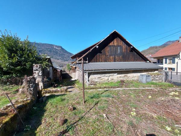 A saisir, sur une parcelle clôturée de 350m², à vendre ensemble immobilier constituer d'un garage, remise/grange, poulailler